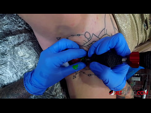❤️ Ekstreme tatuita varmulo Sully Savage ricevis tatuon sur sia klitoro ️  Sekso ĉe eo.pornio.xyz ﹏
